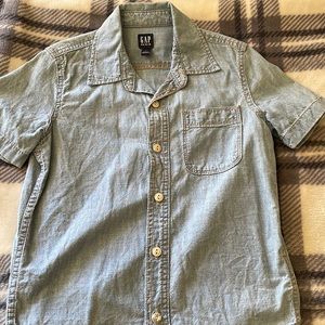 Gap button down shirt. Only worn twice.